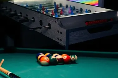 Tischkicker und Billardkugeln in der Lounge