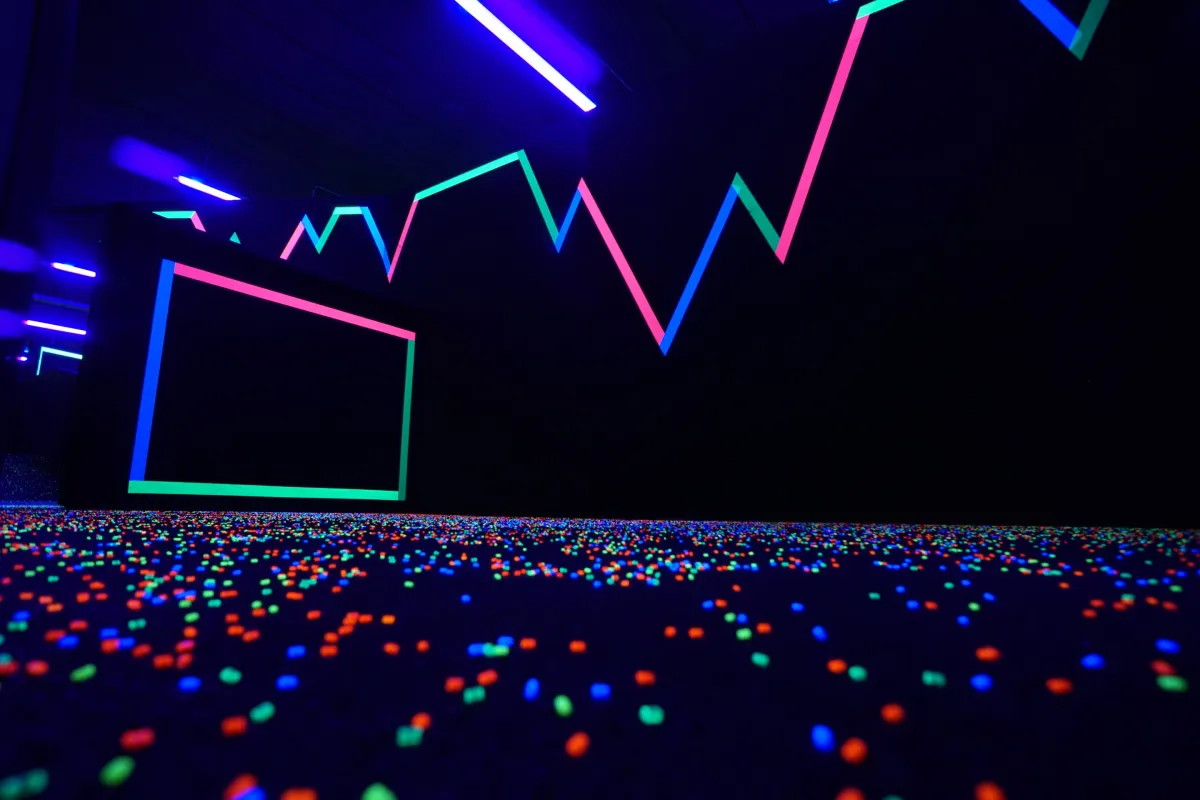 Neon-Zickzacklinie an der Wand über einem gepunkteten Boden