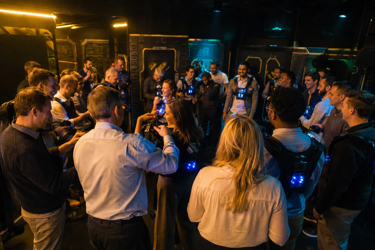 Firmengruppe bei der Einweisung in der exklusiv gemieteten Lasertag-Arena