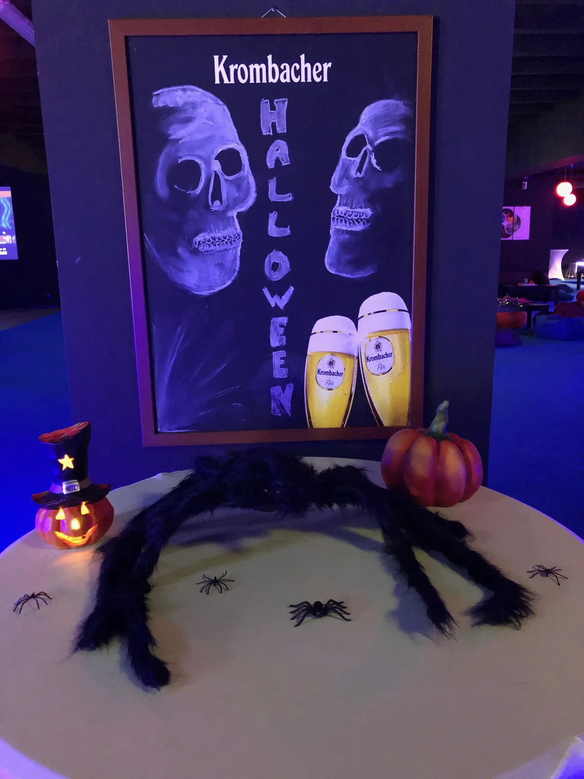 Halloween-Deko mit Riesenspinne und Kürbis