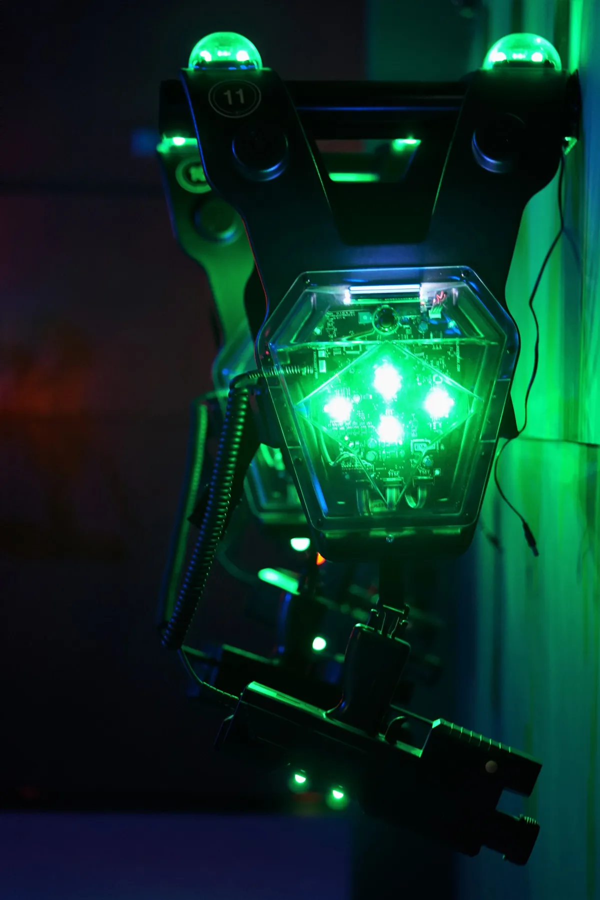 Lasertag-Westen mit grün leuchtenden LEDs in einem dunklen Raum