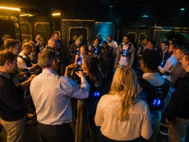 Firmengruppe bei der Einweisung in der Lasertag-Arena (KI-Bild)