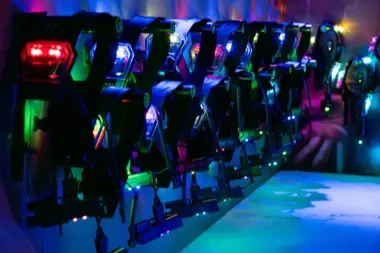 Reihe leuchtender Lasertag-Westen